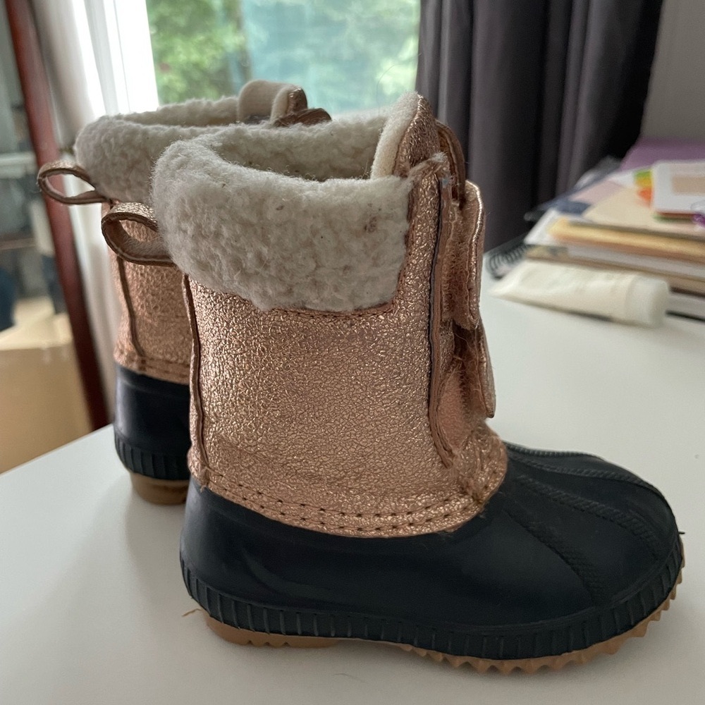 GAP Kids Metallic and Black Snow Boots - 5T/6T